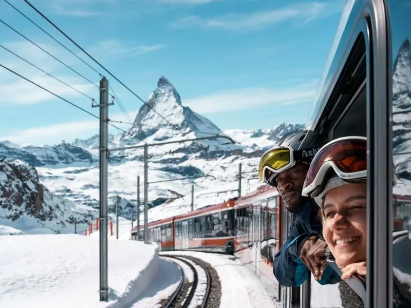 Personen schauen im Winter aus einem Zug