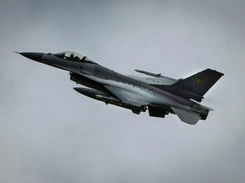 Ukraine-Krieg - Selenskyj stellt erste F-16 der Ukraine vor