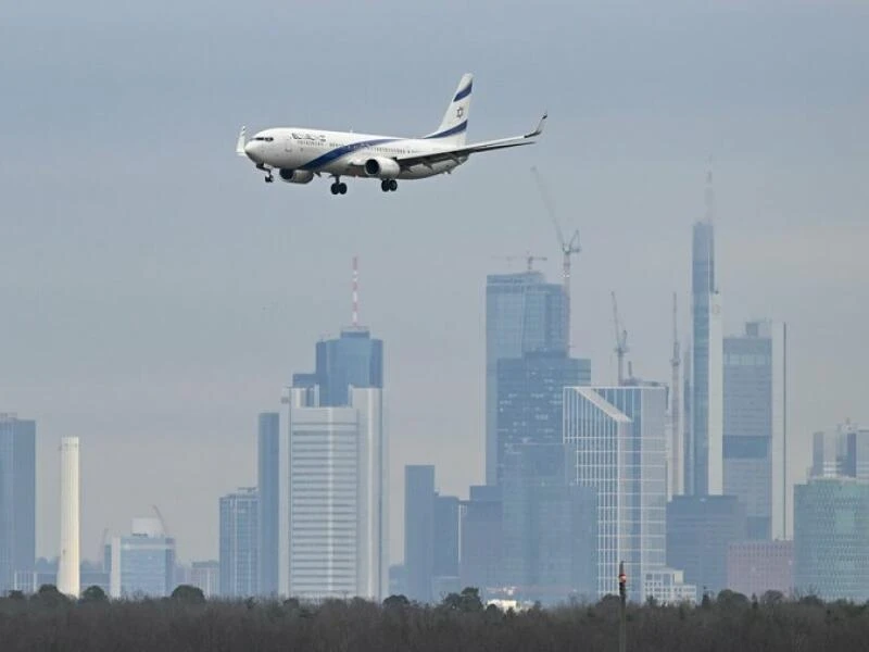 Passagierflugzeug im Landeanflug