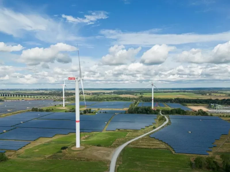 Solarpark und Windkraftanlagen