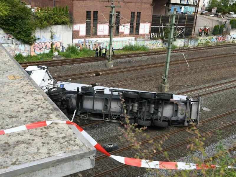 Lastwagen stürzt von Brücke auf Bahngleise