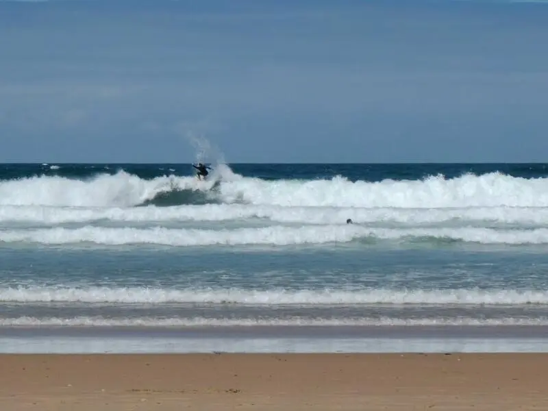 Portugal - Surfer am Strand Praia do Amado