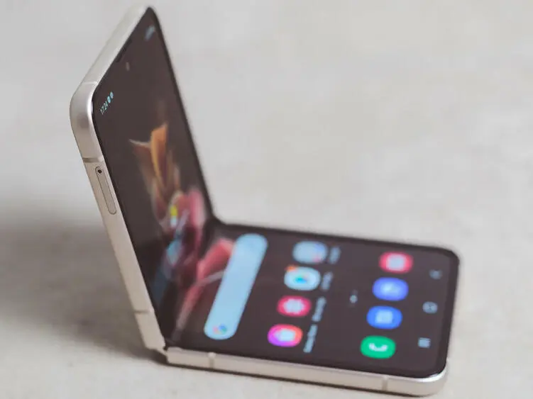 Galaxy Z Flip FE? Günstiges Falt-Smartphone könnte 2024 erscheinen