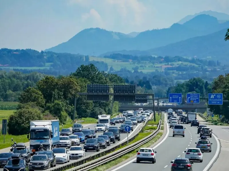 Fahrzeuge stauen sich auf A8