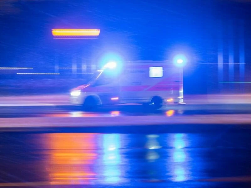 Ein Krankenwagen ist mit Blaulicht im Einsatz