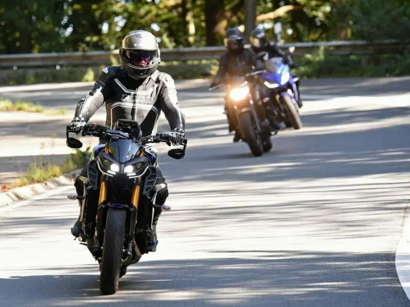 Motorradfahrer auf Landstrasse