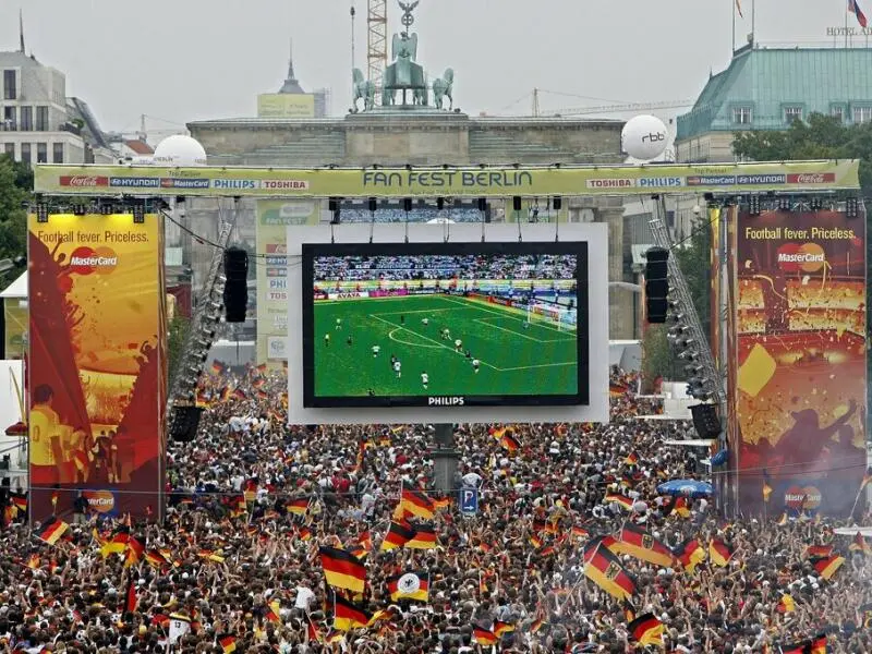 Public Viewing bei der WM 2006 in Berlin