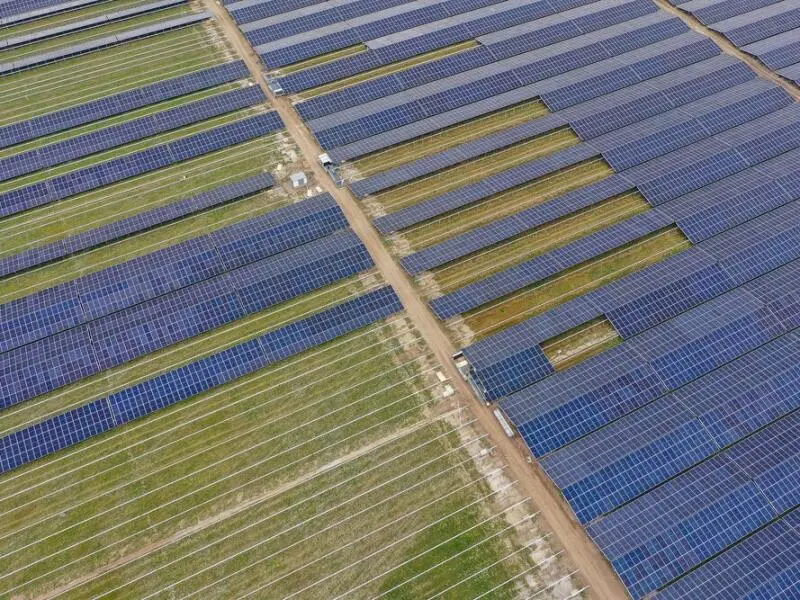 Solarmodule eines Energieparks südlich von Leipzig