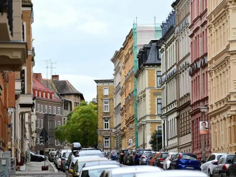 Autos parken in einer Straße in Halle