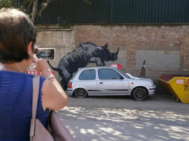 Banksy zeigt neues Kunstwerk - Nashorn