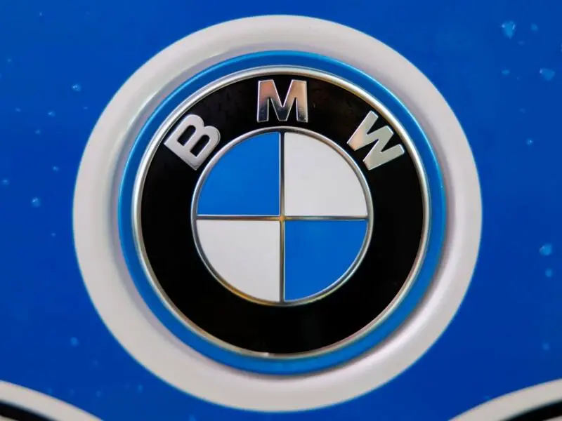 Logo BMW auf Elektrofahrzeug