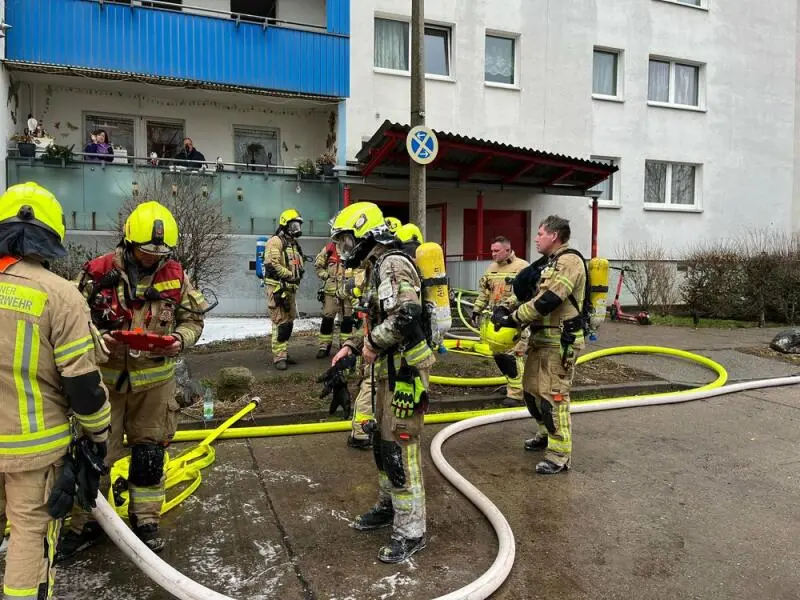Brand in Wohngebäude - Feuerwehr muss mehrere Menschen retten