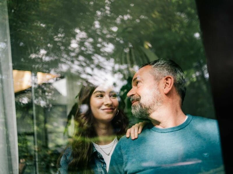 Vater und Tochter am Fenster