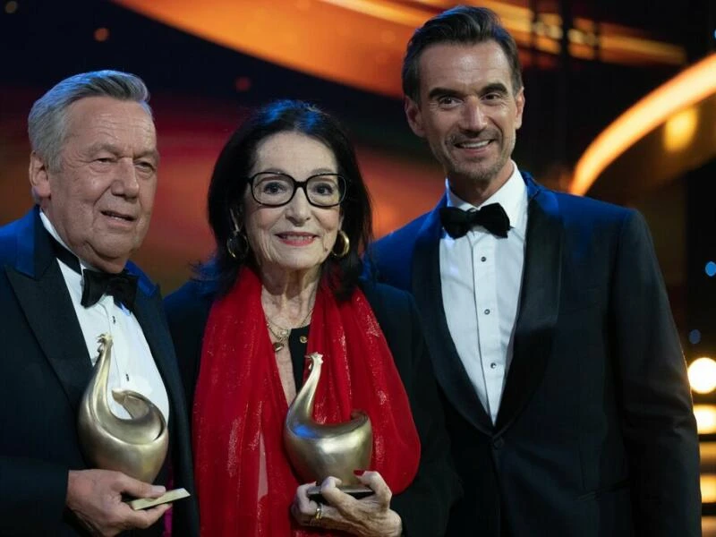 Sängerin Nana Mouskouri wird 90