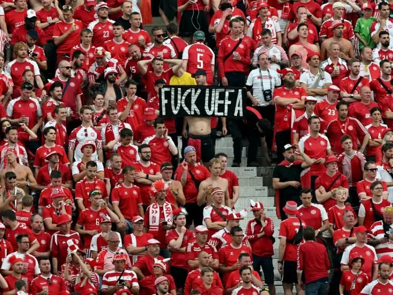 Dänische Fußballfans mit Banner