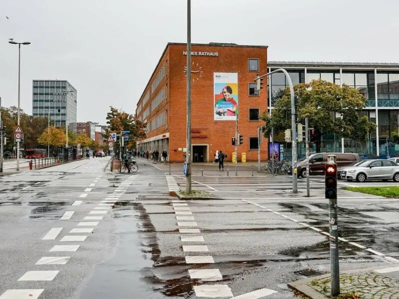Ermittlungen nach schwerem Unfall vor Kieler Rathaus