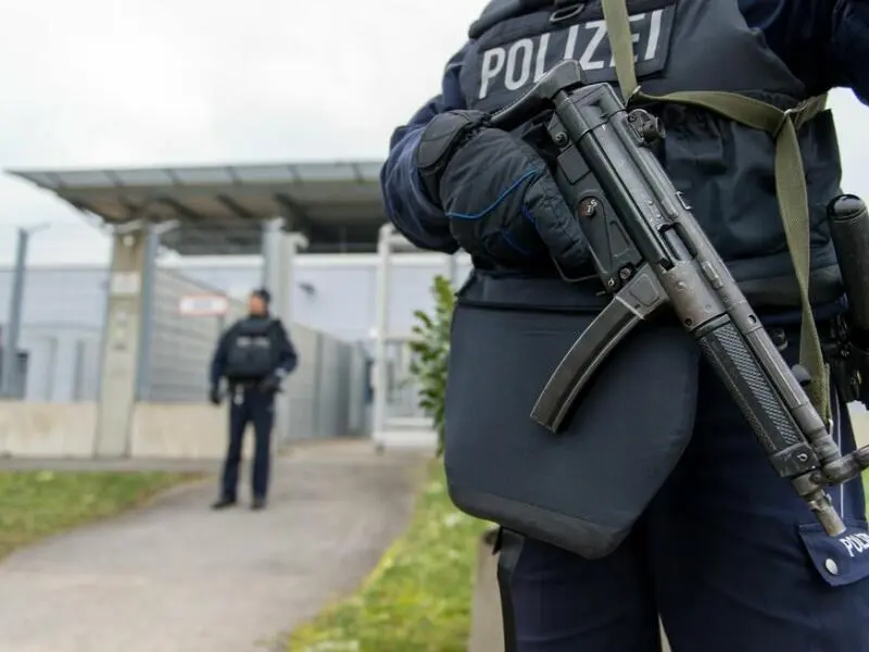 Bewaffnete Polizisten sichern das Gebäude des Oberlandesgerichtes