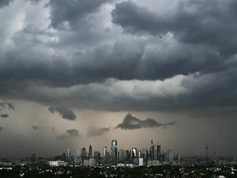 Eine Unwetterfront zieht über die Skyline von Frankfurt