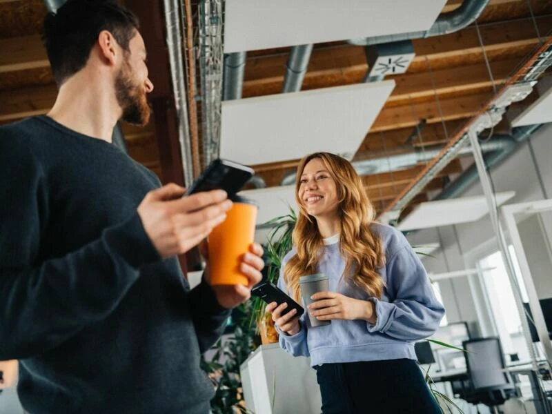 Mitarbeiter unterhalten sich in einem Büro