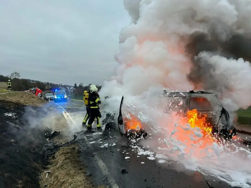 Autos brennen nach Frontalzusammenstoß