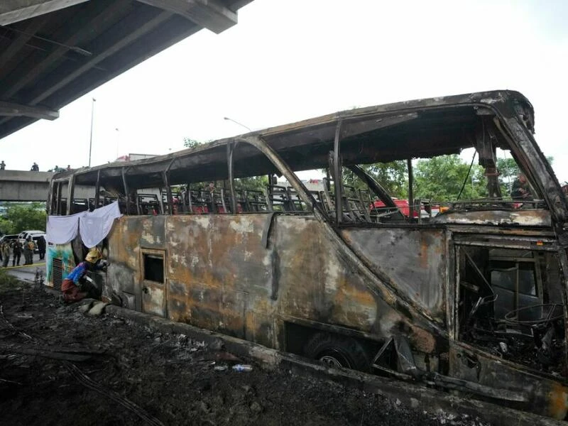 Thailand - Schulbus gerät in Brand