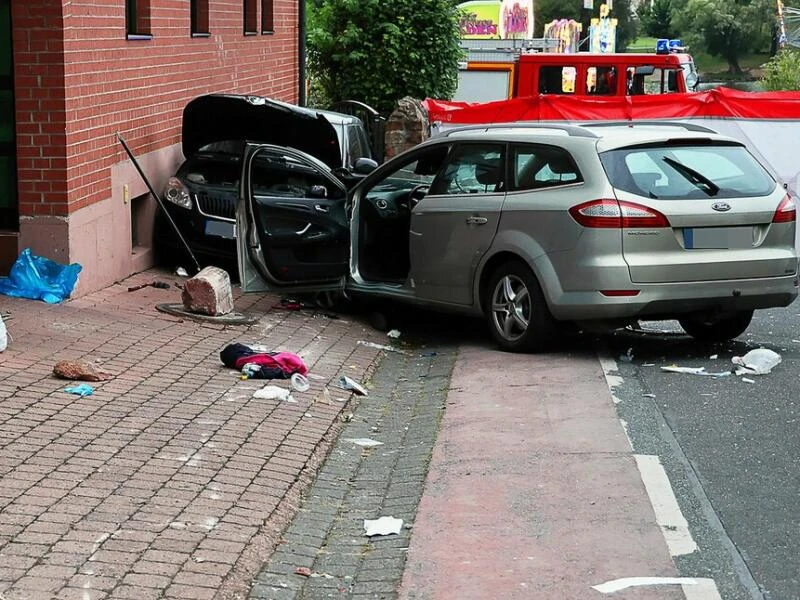 Wagen fährt in Personengruppe in Großwallstadt