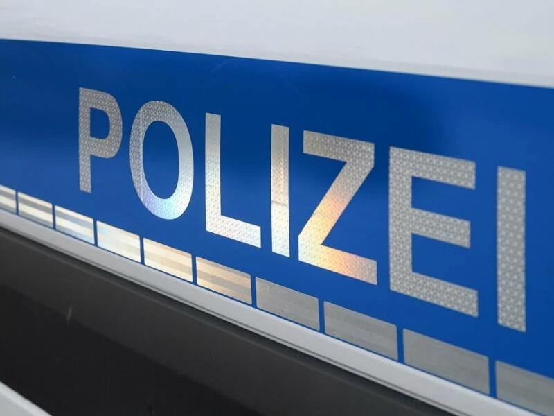 Der Polizei-Schriftzug auf einem Einsatzwagen.