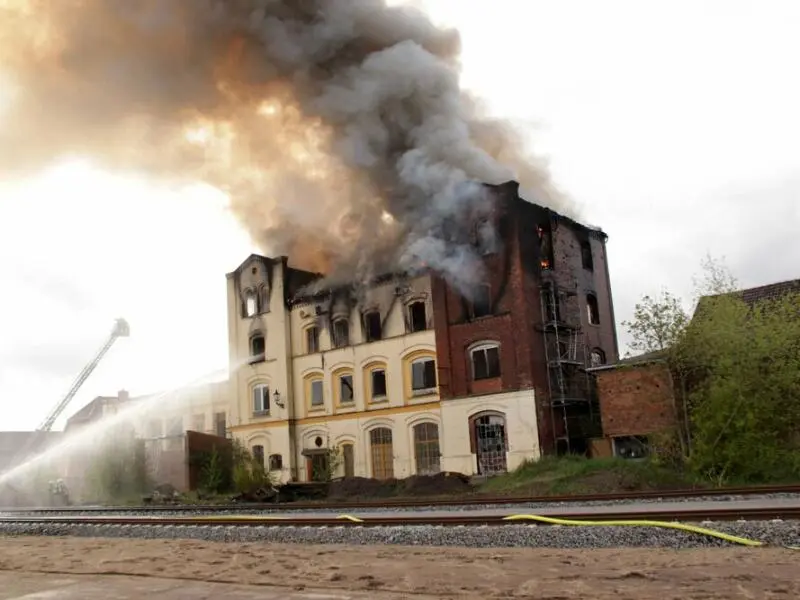 Brand in leerstehendem Fabrikgebäude - Neustadt-Glewe