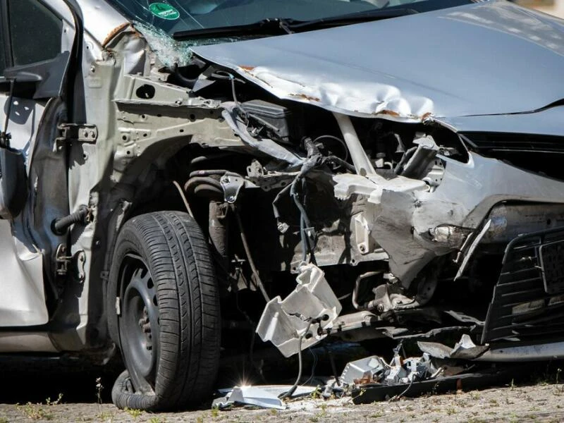 Ein verunfalltes Auto am Straßenrand