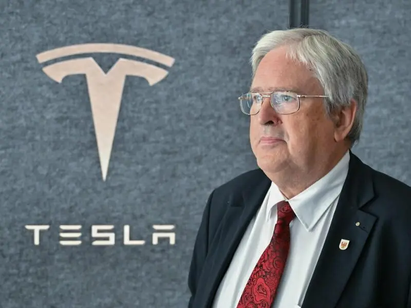 Brandenburgs Wirtschaftsminister Steinbach bei Tesla