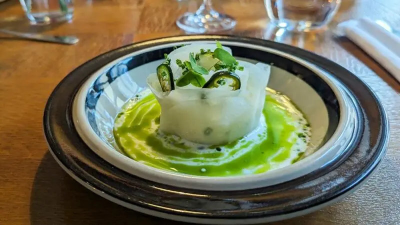 Kohlrabi mit Minze-Sauerrahm und Jalapeño-Pfeffer im «Wolkoff»