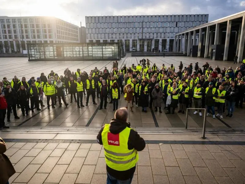 Warnstreik der Sicherheitskräfte an Flughäfen - Berlin