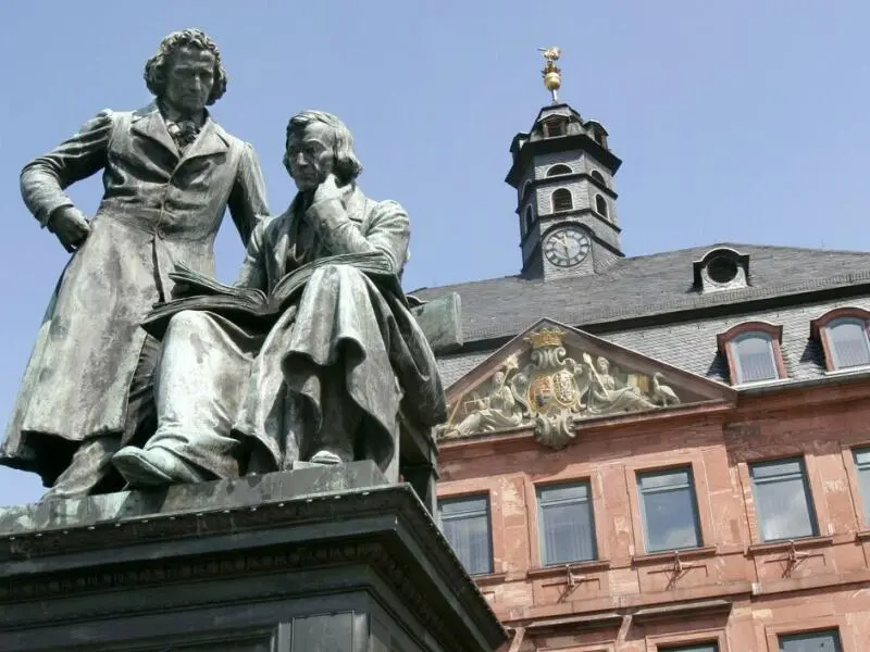 Brüder Grimm-Denkmal vor dem in Hanau