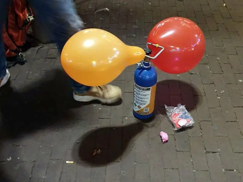 Lachgaskartusche mit Luftballons