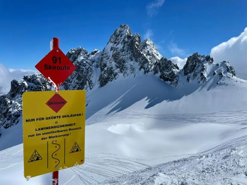 Warnschild in Lech am Arlberg