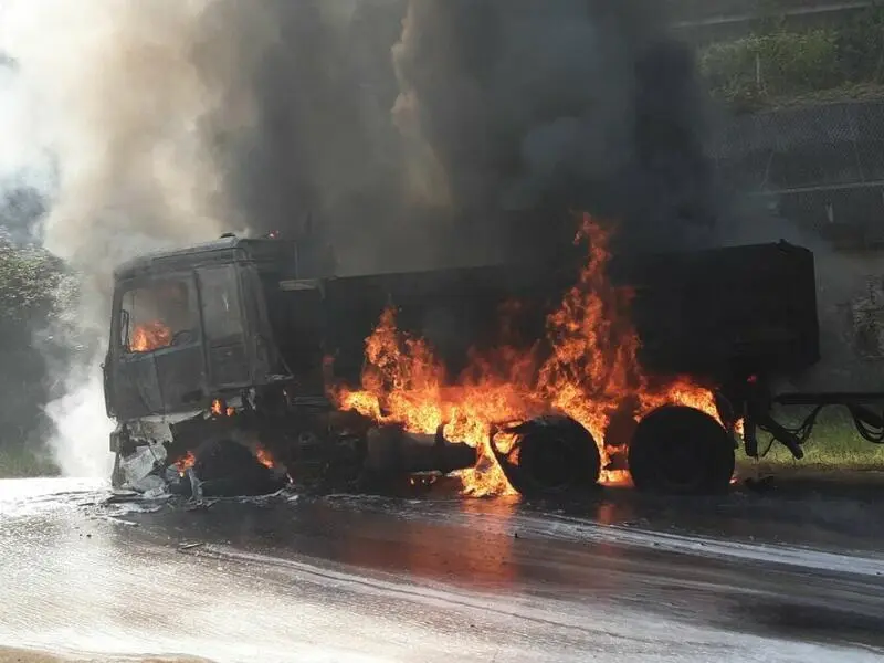 Brennender Lkw auf der Autobahn 7 - stundenlange Sperrung