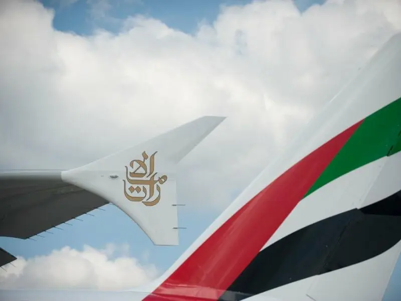 Blick auf das Emirates-Logo auf einem Flugzeug