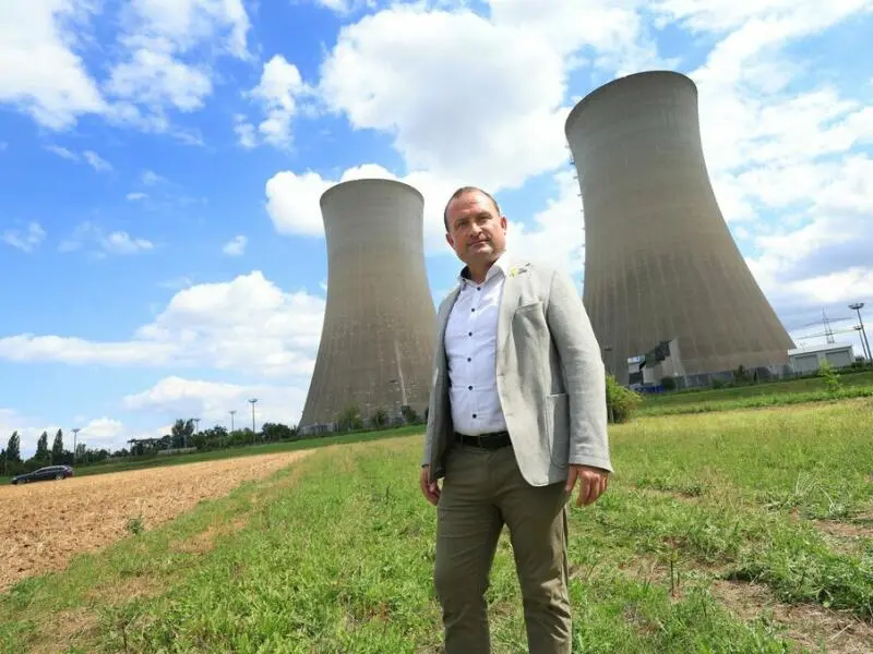 Sprengung der Kühltürme des Kernkraftwerkes Grafenrheinfeld