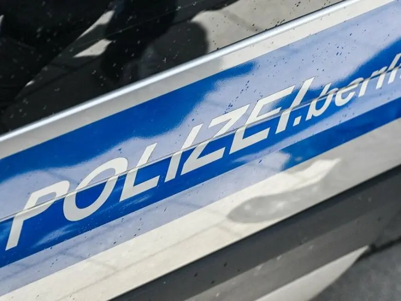 Polizeischriftzug auf einem Streifenwagen