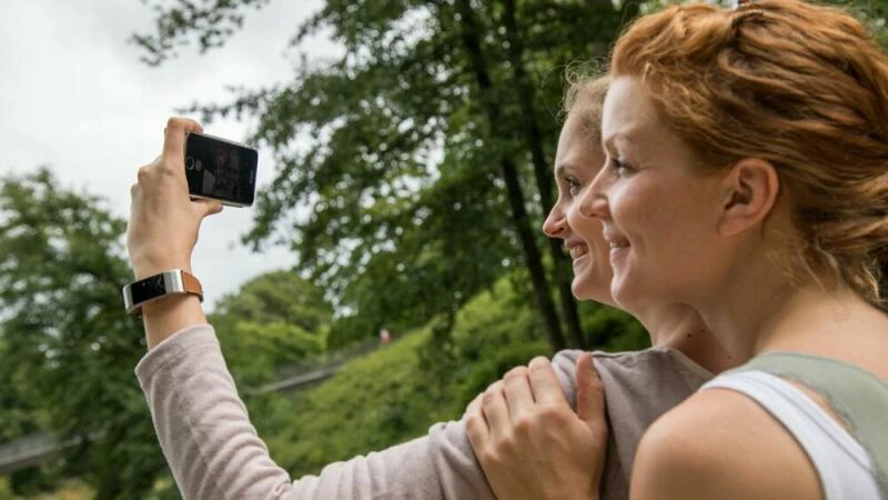 ZWei Frauen machen ein Selfie