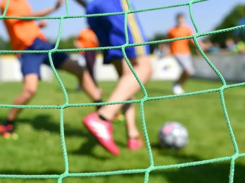 Kinder spielen Fußball