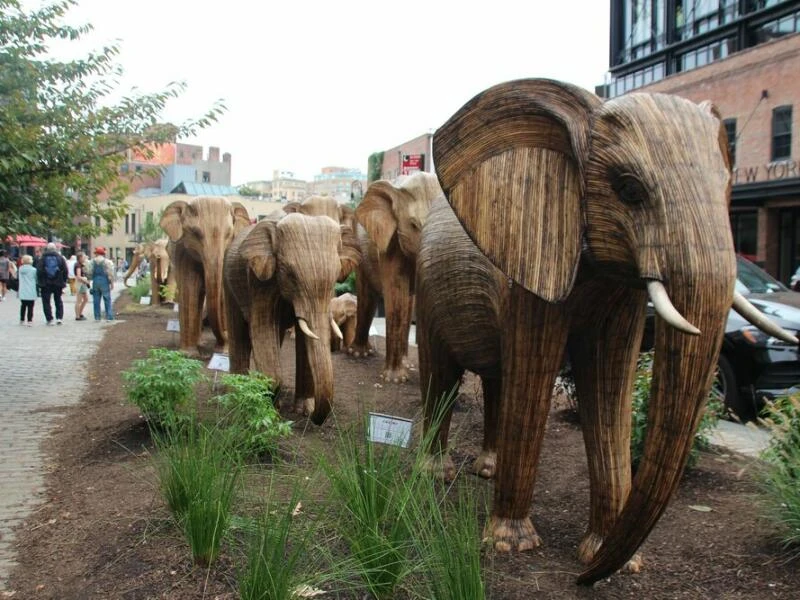 Elefanten-Statuen marschieren für Naturschutz durch New York