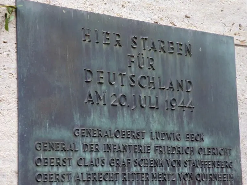 Bronzetafel zum 20. Juli 1944 im Bendlerblock in Berlin