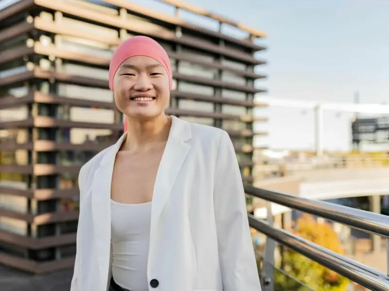 Eine junge Frau mit Bandana