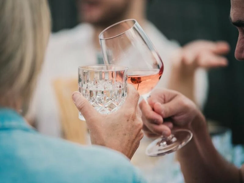 Gemeinsam anstoßen mit Wasser und Wein