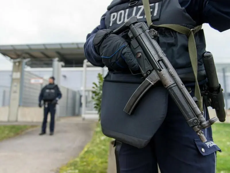 Bewaffnete Polizisten sichern Oberlandesgericht