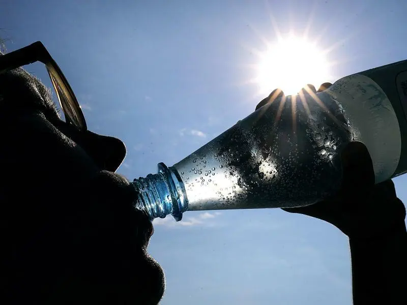 Sommerhitze: Frau trinkt Wasser