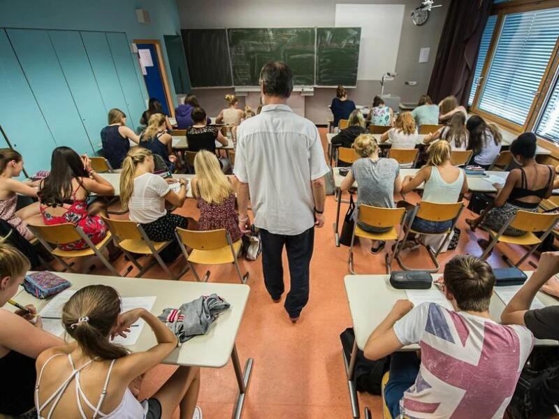 Schülerinnen und Schüler im Unterricht