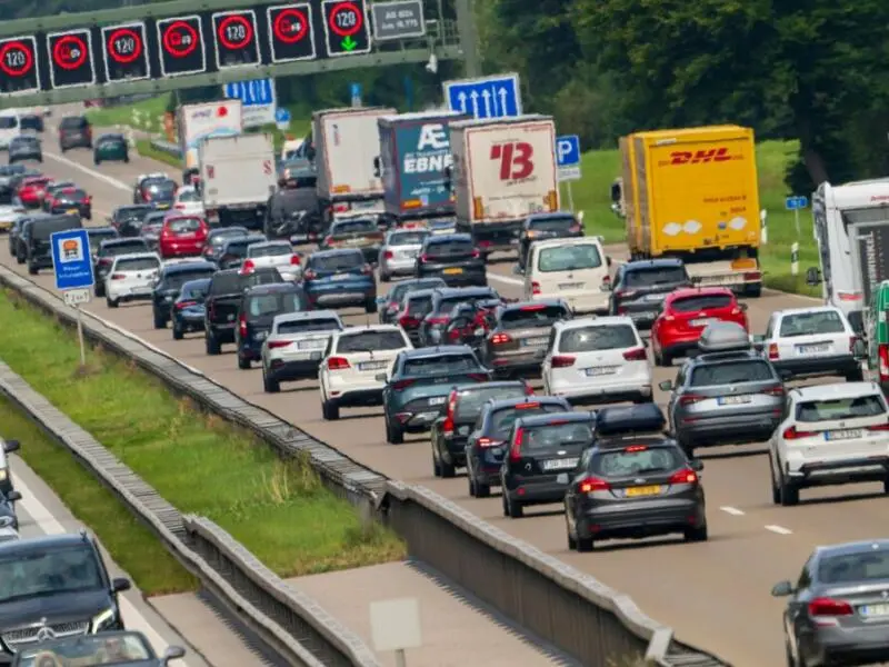 Urlaubsrückreiseverkehr auf Autobahn