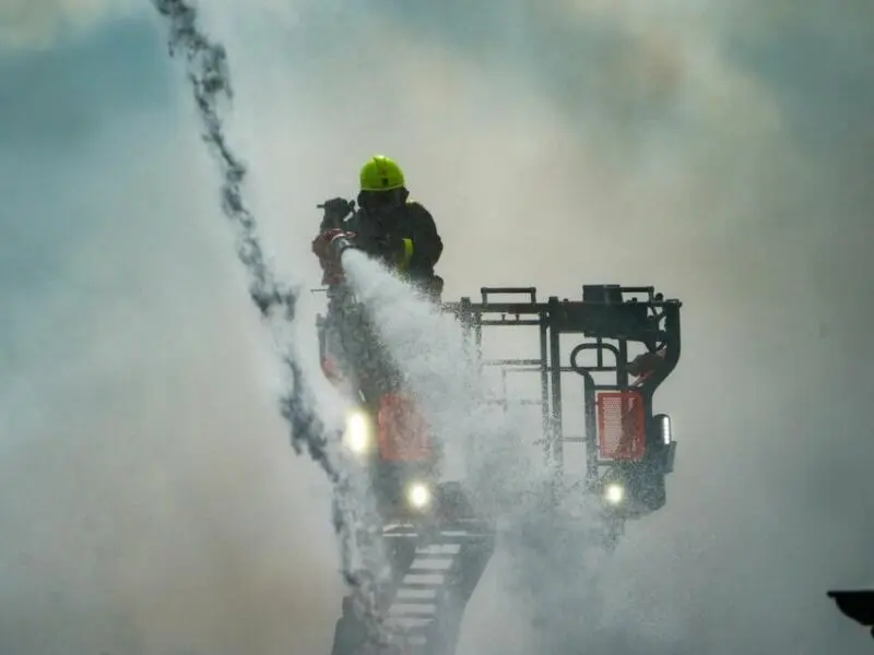 Lagerhalle in Frankfurt steht in Flammen